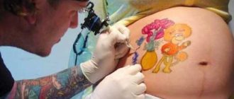 Беременной делают татуировку на животе