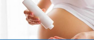Беременная женщина применяет увлажняющий крем