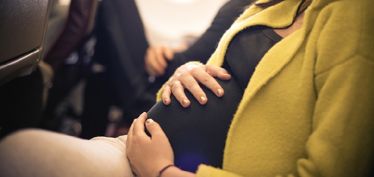 Беременная женщина в самолете