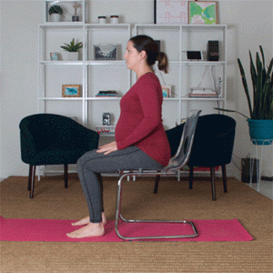 Упражнение на растяжку грушевидной мышцы на стуле