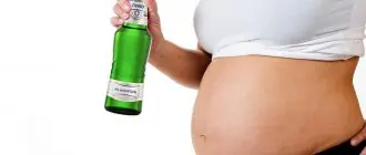 Беременная женщина с безалкогольным пивом