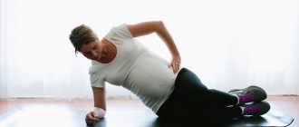 Усталая беременная женщина занимается фитнессом