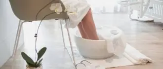 Женщина парит ноги